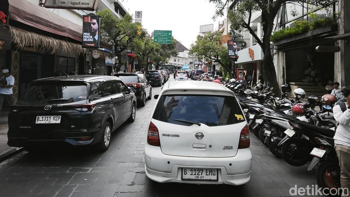 Suasana di Jalan Braga Bandung