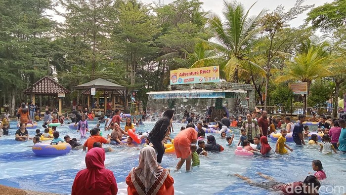 Suasana OPI Water Fun yang dipadati pengunjung saat hari ketiga lebaran.