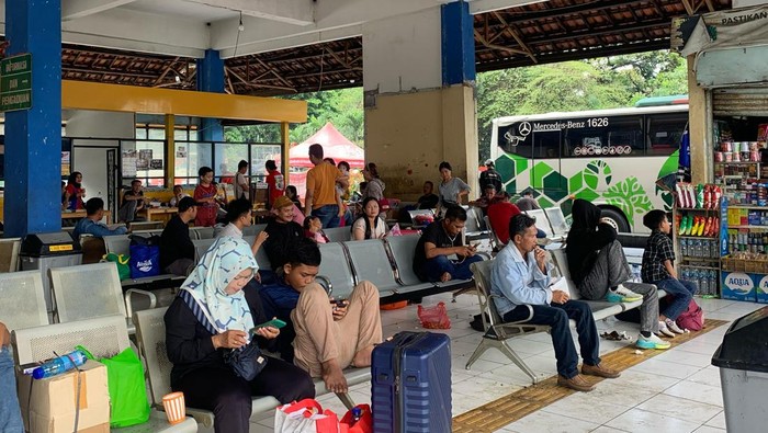 Suasana pemudik di Terminal Kampung Rambutan, Jakarta Timur, Kamis (3/4/2025).