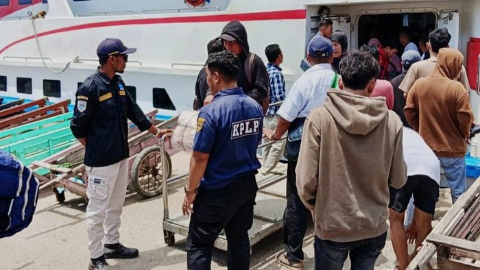 Suasana penumpang kapal di Pelabuhan Batu Guluk, Kangean saat arus balik.