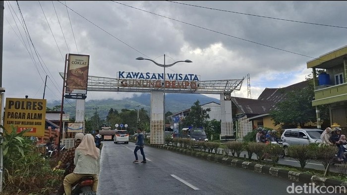 Suasana pintu masuk kawasan wisata Gunung Dempo di Kota Pagar Alam saat setelah diguyur hujan