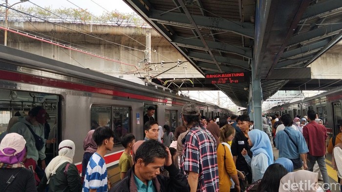 Suasana Stasiun Tanah Abang, Kamis (3/4/2025). (Fawdi/detikcom)