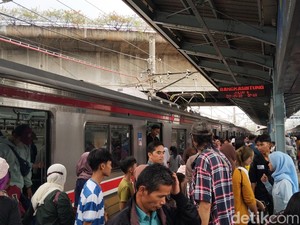 Stasiun Tanah Abang Dipadati Warga Mau Lebaran ke Rumah Keluarga