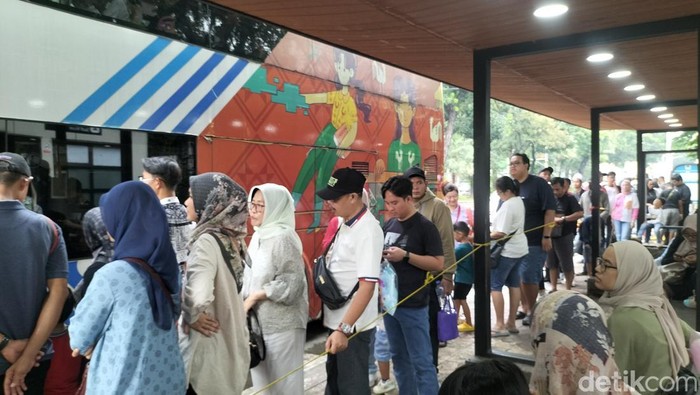 Suasana warga antre bus tingkat Jakarta saat libur Lebaran. (Maulani/detikcom)