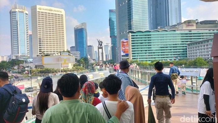 Suasana warga antre foto-foto di anjungan Halte Bundaran HI, Jakarta Pusat, Kamis (3/4/2025). (Maulani/detikcom)