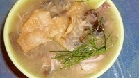Bukan daging ayam, sup ini menggunakan bahan utama alat kelamin ayam jantan. Menurut yang pernah mencicipi, tekstur testis ayam ini mirip dengan tahu. Foto: Khits