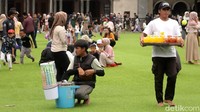 Namun disayangkan masih ada pedagang yang masuk ke kawasan rumput sintetis padahal sudah ada spanduk himbauan di Taman Alun-alun Bandung.
