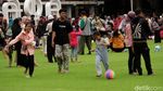 Potret Keseruan Wisatawan di Taman Alun-alun Bandung