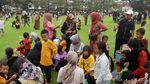 Potret Keseruan Wisatawan di Taman Alun-alun Bandung