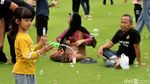 Potret Keseruan Wisatawan di Taman Alun-alun Bandung