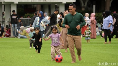Potret Keseruan Wisatawan di Taman Alun-alun Bandung