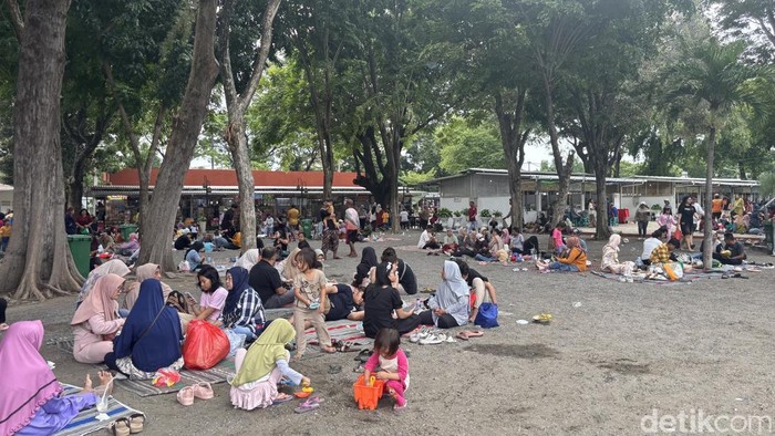 THP Kenjeran Surabaya ramai dikunjungi wisatawan pada hari keempat Lebaran.