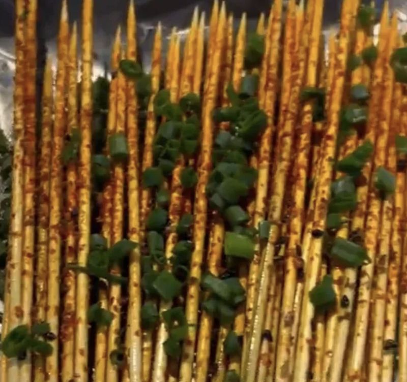 Tusuk Sate Bumbu Pedas, Camilan 0 Kalori Nyeleneh yang Viral di China
