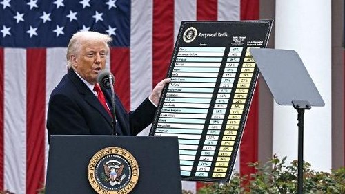 US President Donald Trump delivers remarks on reciprocal tariffs as US Secretary of Commerce Howard Lutnick holds a chart during an event in the Rose Garden entitled Make America Wealthy Again at the White House in Washington, DC, on April 2, 2025. Trump geared up to unveil sweeping new Liberation Day tariffs in a move that threatens to ignite a devastating global trade war. Key US trading partners including the European Union and Britain said they were preparing their responses to Trumps escalation, as nervous markets fell in Europe and America. (Photo by Brendan SMIALOWSKI / AFP)