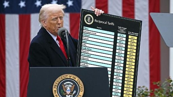 US-POLITICS-TARIFF-TRADE-DIPLOMACY US President Donald Trump delivers remarks on reciprocal tariffs as US Secretary of Commerce Howard Lutnick holds a chart during an event in the Rose Garden entitled