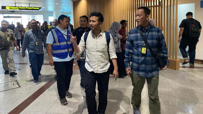 Wagub Jatim Emil Dardak meninjau kesiapan menyambut arus balik Lebaran 2025 di Bandara Juanda.