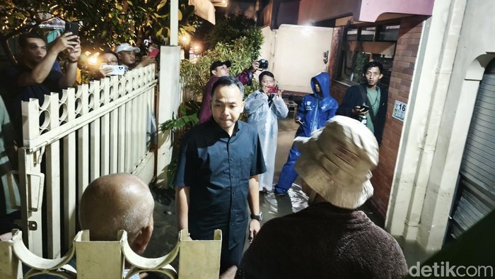 Walikota Solo Respati Achmad Ardianto, saat meninjau banjir di kawasan Underpass Joglo, Kecamatan Banjarsari, Kota Solo, Kamis (3/4/2025).