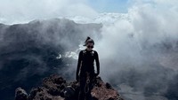 Wendy juga sudah menggapai puncak Gunung Raung yang dikenal paling sulit air dan disebut-sebut cukup angker. Gunung ini berada di perbatasan Kabupaten Banyuwangi, Bondowoso, dan Jember, Jawa Timur. (Instagram wendywalters)
