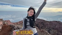 Wendy Walters berpose di puncak Gunung Kerinci yang memiliki ketinggian 13805 mdpl. unung Kerinci berada di Jambi, namun lebih mudah dicapai dari Padang. (Instagram wendywalters)