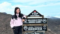 Gunung Slamet populer sebagai tujuan pendakian, meskipun medannya dikenal cukup sulit. Pemandangan dari puncak Gunung Slamet sangat indah, terutama saat matahari terbit atau terbenam. (Instagram wendywalters)