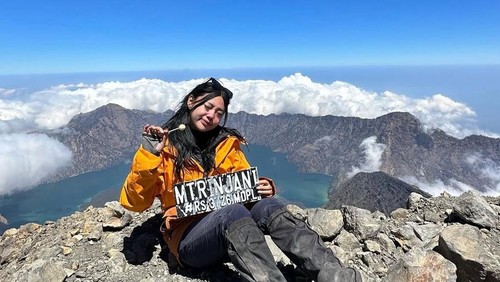 Wendy Walters di puncak Gunung Rinjani, Lombok, NTB