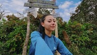 Wendy saat mendaki GununG salak di  wilayah Kabupaten Bogor dan Sukabumi, gunung ini terkenal karena keindahan alamnya, nuansa mistis, serta jalur pendakian yang beragam. (Instagram @wendywalters)