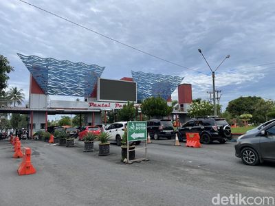 Saat Wisatawan Serbu Pantai Pangandaran
