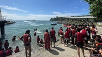 Selain bermain di area pantai, sejumlah wisatawan  menjajal ragam olahraga air. Wisatawan nampak mengantre menunggu giliran.