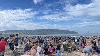 Ribuan wisatawan memadati area Pantai Pangandaran. Mereka memanfaatkan waktu untuk berwisata di momen libur Lebaran.