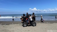Wisatawan juga bisa menikmati keindahan Pantai Pangandaran dengan berkeliling menggunakan ATV.