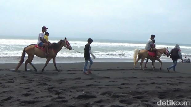 Wisata Pantai Watu Pecak di Lumajang