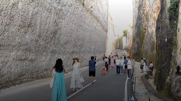 Wisata Tanah Barak ramai dikunjungi wisatawan saat libur Lebaran 2025. Objek wisata yang berlokasi di Desa Kutuh itu masih satu kawasan dengan Pantai Pandawa. Wisata Tanah Barak ramai dikunjungi wisatawan saat libur Lebaran 2025. Objek wisata yang berlokasi di Desa Kutuh itu masih satu kawasan dengan Pantai Pandawa.