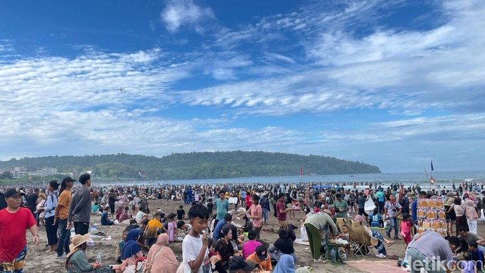 Wisatawan padati Pantai Pangandaran