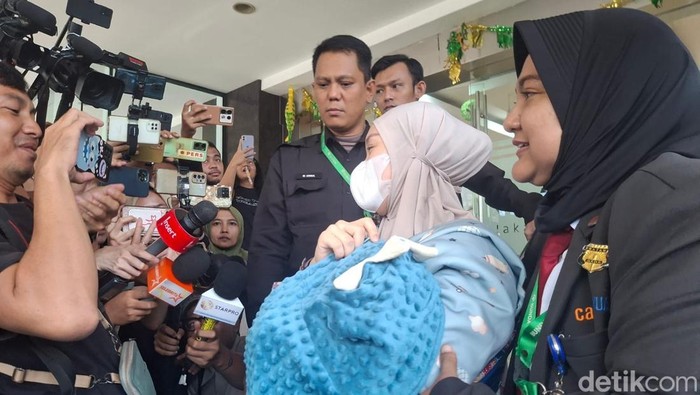 Zaskia Gotik saat ditemui di rumah sakit bunda.