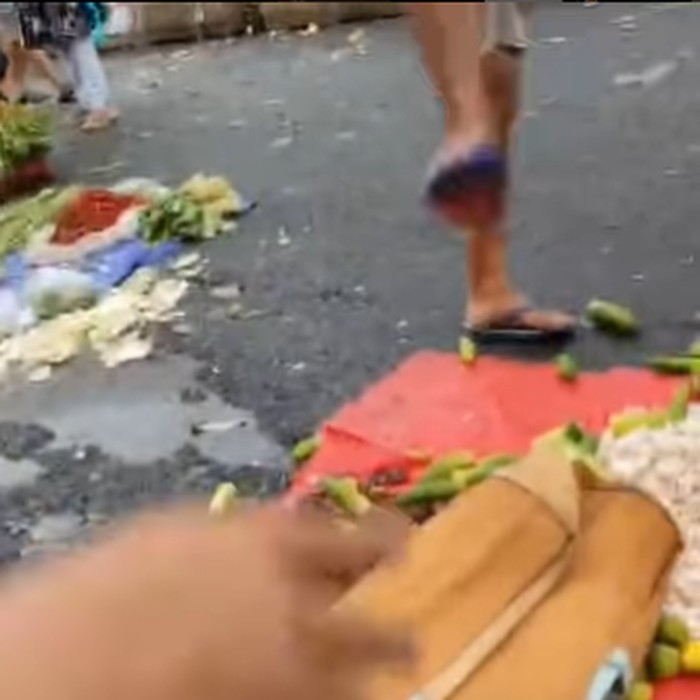 Kejadian premanisme, 2 pemalak menendang sayur yang dijual pedagang di Pasar Baru, Bekasi, hingga viral, Jumat (4/4/2025)