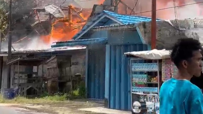 2 rumah di Ogan Ilir terbakar diduga karena korsleting listrik.