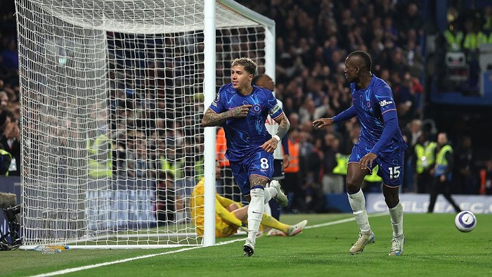 LONDON, ENGLAND - APRIL 03: Enzo Fernandez of Chelsea celebrates scoring his teams first goal with teammate Nicolas Jackson during the Premier League match between Chelsea FC and Tottenham Hotspur FC at Stamford Bridge on April 03, 2025 in London, England. (Photo by Chris Lee - Chelsea FC/Chelsea FC via Getty Images)