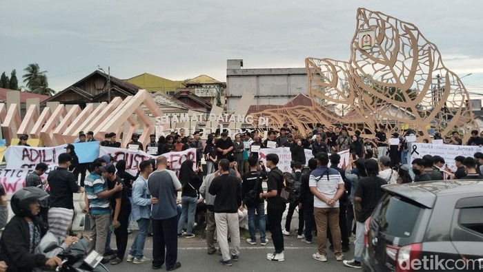 Hingga Kamis (3/4/2025), sejumlah rekan seprofesi Juwita berkumpul untuk menyampaikan tuntutan dengan mengusung tema #JusticeforJuwita. Koordinator aksi, Suroto menuturkan pihaknya menuntut penanganan kasus Juwita tuntas paling lambat dalam 200 hari.