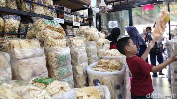 Aneka kerupuk dan kemplang yang menjadi buah tangan khas Palembang. Aneka kerupuk dan kemplang yang menjadi buah tangan khas Palembang.