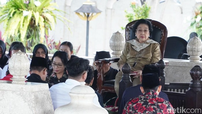 Anggota DPR RI Fraksi PDIP, Pulung Agustanto. Megawati Seokarnoputri usai berziarah di Makam Bung Karno di Blitar.