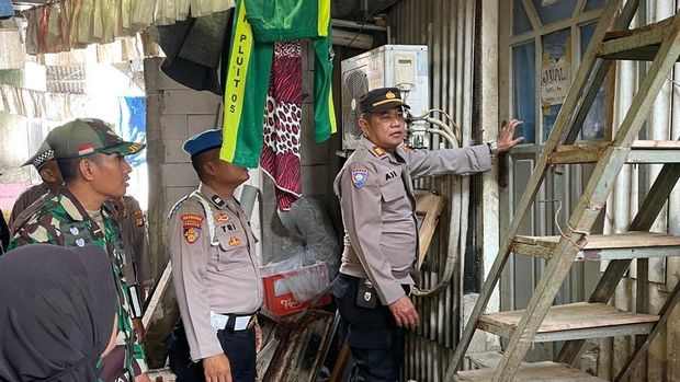 Anggota Polres Pelabuhan Tanjung Priok dan polsek jajaran bersama TNI, melakukan patroli rumang kosong pagi dan malam hari selama libur Lebaran 2025.