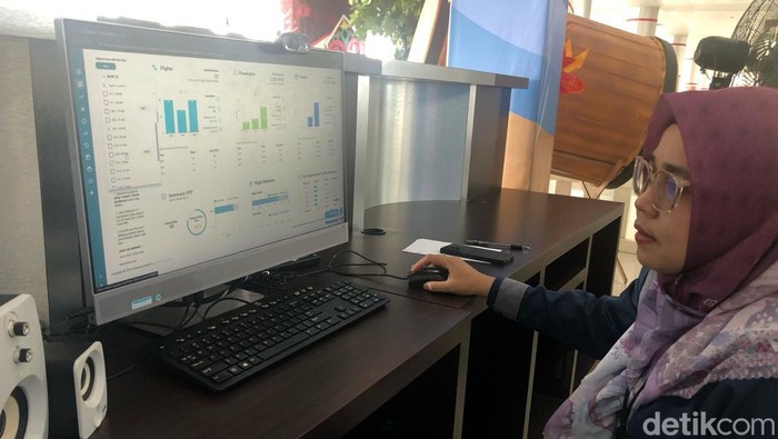 Penjaga Posko sedang menjelaskan data rekap penerbangan selama arus balik