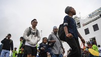 Penumpang berjalan keluar dari KM Prince Soya di Dermaga Pelabuhan Samarinda, Kalimantan Timur, Jumat (4/4/2025).
