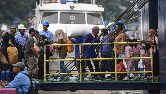 Penumpang berjalan keluar dari KM Prince Soya di Dermaga Pelabuhan Samarinda, Kalimantan Timur, Jumat (4/4/2025). Berdasarkan data Kesyahbandaran dan Otoritas Pelabuhan (KSOP) Kelas I Samarinda, jumlah pemudik yang tiba menumpangi KM Prince Soya pada H+3 itu sebanyak 1.145 orang penumpang, 27 sepeda motor dan dua mobil dari Parepare, Sulawesi Selatan. ANTARA FOTO/M Risyal Hidayat/agr