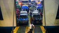 Pemudik menunggu kapal bersandar di Dermaga Reguler Pelabuhan Merak, Kota Cilegon, Banten, Jumat (4/4/2025).