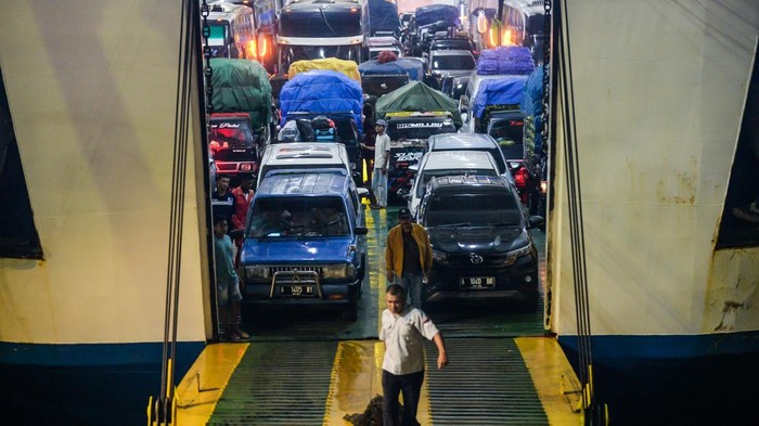 Arus balik pemudik di Pelabuhan Merak Pemudik berajalan usai turun dari kapal di Dermaga Eksekutif Pelabuhan Merak, Kota Cilegon, Banten, Kamis (3/4/2025). PT ASDP Indonesia Ferry (Persero) mencatat pada Rabu (2/4) hingga Kamis (3/4) pagi pada arus balik Lebaran 2025 jumlah penumpang yang menyeberang dari Pelabuhan Bakauheni menuju Pelabuhan Merak telah mencapai 61.000 orang dan diprediksi akan terus meningkat hingga puncak arus balik pada 5-6 April 2025. ANTARA FOTO/Muhammad Bagus Khoirunas/agr