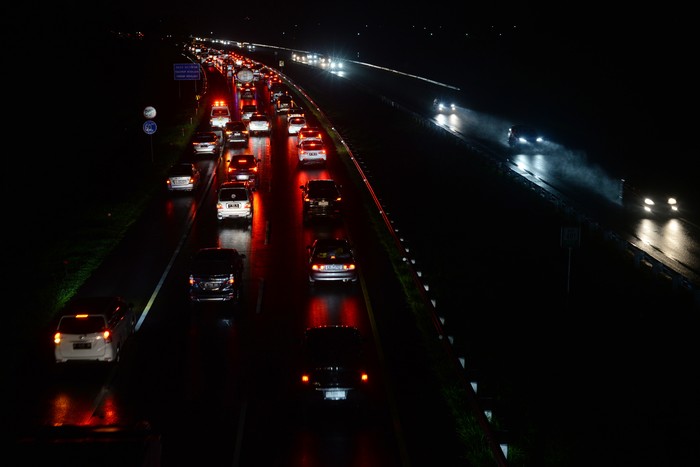 Sejumlah kendaraan melaju pelan saat melintasi jalan tol Solo-Semarang di Banyudono, Boyolali, Jawa Tengah, Kamis (3/4/2025). H+2 Lebaran arus lalu lintas kendaraan yang melintas di jalan tol tersebut dari arah Jawa Timur, Solo, dan Yogyakarta menuju ke arah Boyolali, Salatiga atau Semarang terpantau mulai ramai. ANTARA FOTO/Aloysius Jarot Nugroho/rwa.