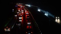 Sejumlah kendaraan melaju pelan saat melintasi jalan tol Solo-Semarang di Banyudono, Boyolali, Jawa Tengah, Kamis (3/4/2025).