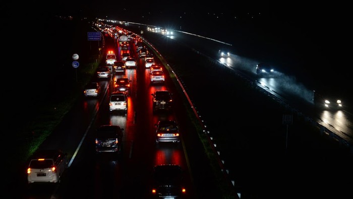 Sejumlah kendaraan melaju pelan saat melintasi jalan tol Solo-Semarang di Banyudono, Boyolali, Jawa Tengah, Kamis (3/4/2025). H+2 Lebaran arus lalu lintas kendaraan yang melintas di jalan tol tersebut dari arah Jawa Timur, Solo, dan Yogyakarta menuju ke arah Boyolali, Salatiga atau Semarang terpantau mulai ramai. ANTARA FOTO/Aloysius Jarot Nugroho/rwa.
