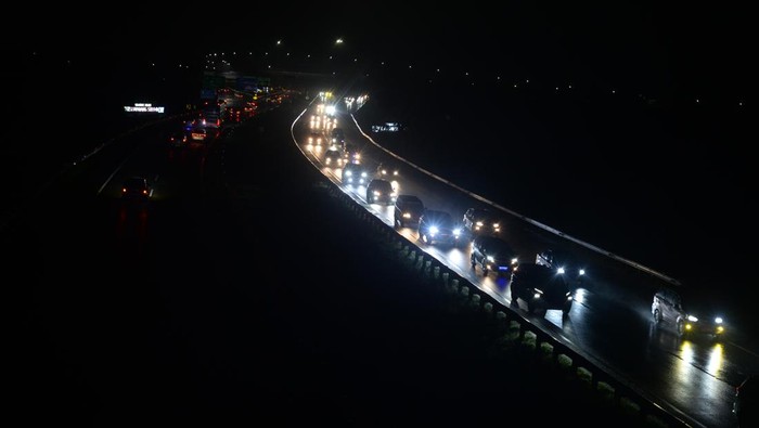 Arus kendaraan di Jalan Tol Solo-Semarang H+2 Lebaran Sejumlah kendaraan melaju pelan saat melintasi jalan tol Solo-Semarang di Banyudono, Boyolali, Jawa Tengah, Kamis (3/4/2025). H+2 Lebaran arus lalu lintas kendaraan yang melintas di jalan tol tersebut dari arah Jawa Timur, Solo, dan Yogyakarta menuju ke arah Boyolali, Salatiga atau Semarang terpantau mulai ramai. ANTARA FOTO/Aloysius Jarot Nugroho/rwa.
